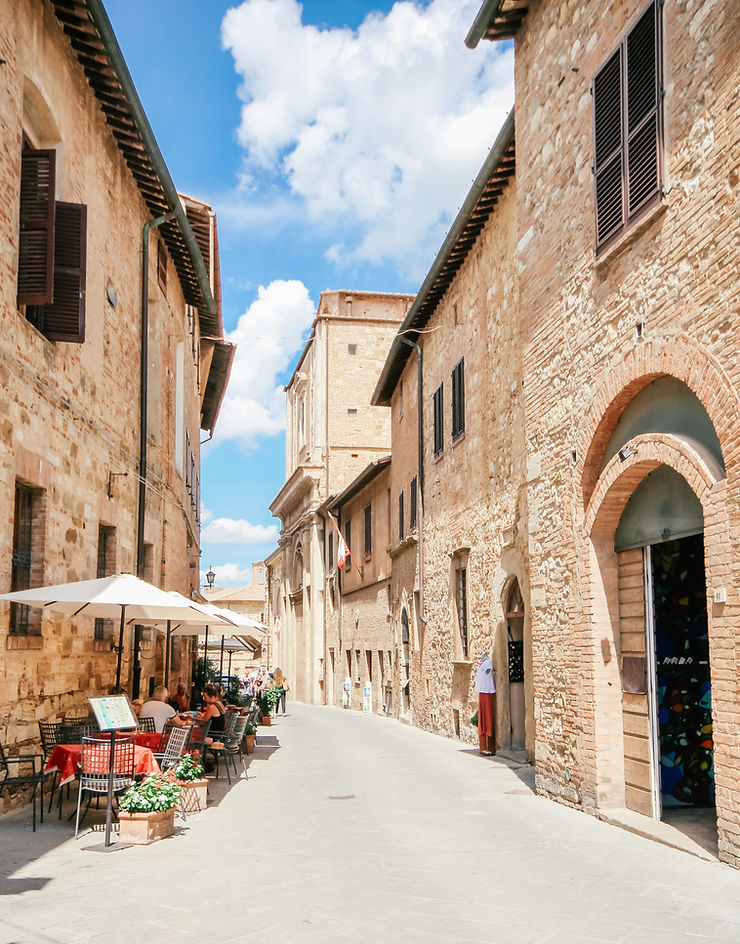 I’ve long been mesmerized by die striking beauty of Tuscany; the rolling hills of green vineyards adorned with cypress trees, the elegant, yet rustic farmhouses, the magical sunsets and of course, the wine! Being both wine lovers (As South Africans are!), The Husband and I couldn’t wait to tick this dreamy location off our bucket list, and last summer we finally had the opportunity to do so. After exploring the dreamy Amalfi Coast (You can see my guide to Positano here) we made our way to the peaceful countryside, where we spent 6 relaxing days in Montepulciano, Panzano and then Florence.